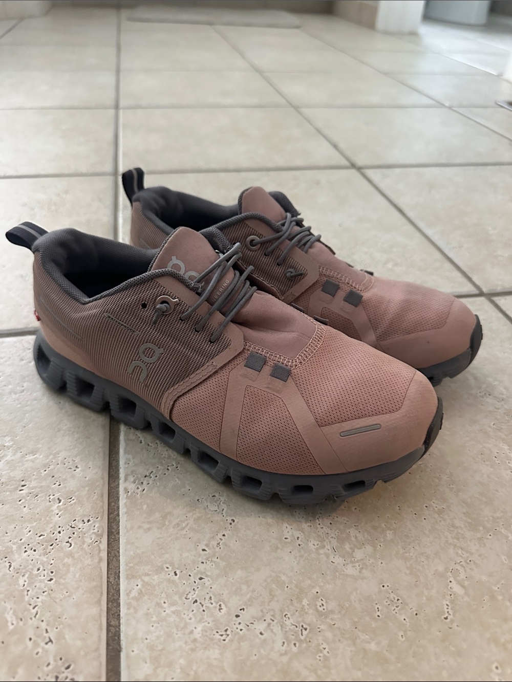 Women’s ON slip on cloud sneaker size 6
